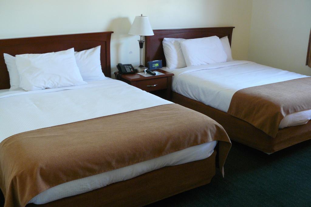 Ptarmigan Inn Hay River Zimmer foto
